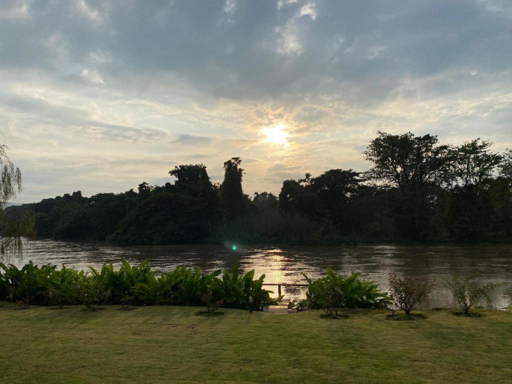 Ruen Maihom Riverside Cottage Kanchanaburi Exterior foto