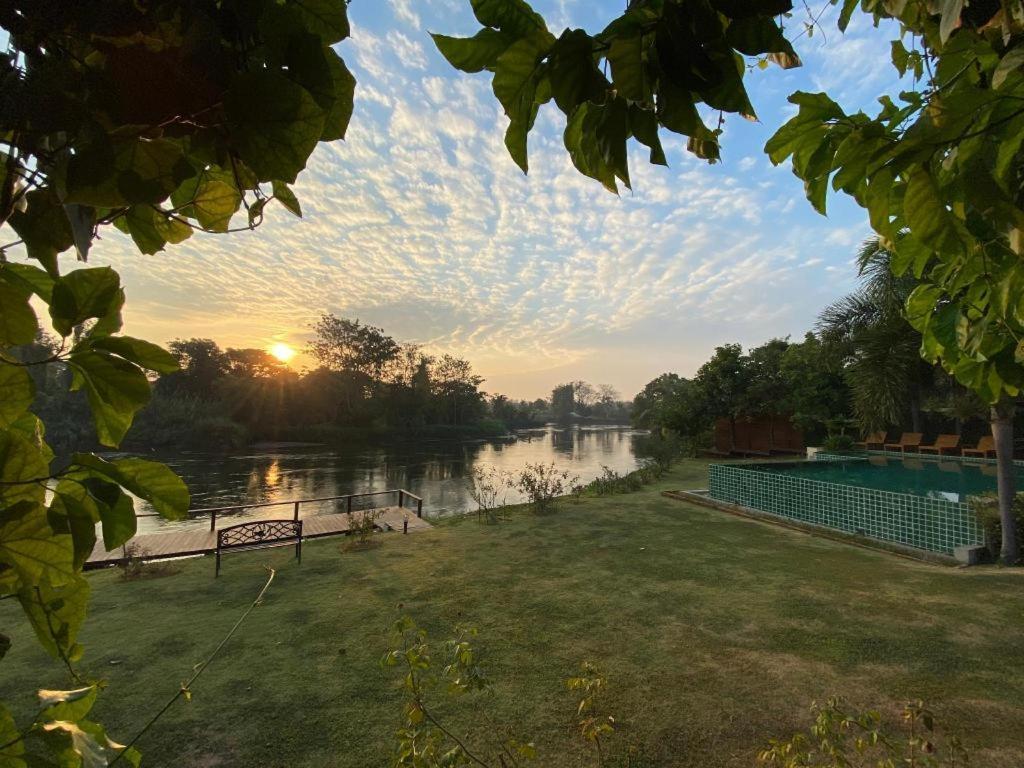 Ruen Maihom Riverside Cottage Kanchanaburi Exterior foto